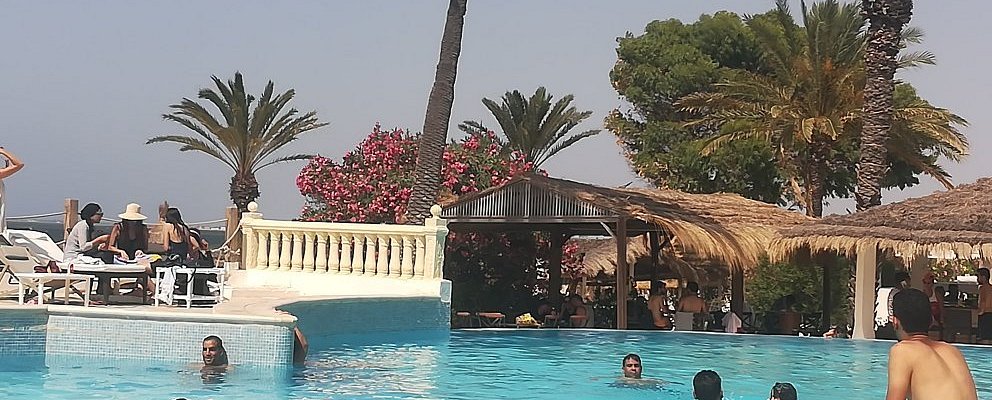 Famille en détente sur une plage de Kerkennah, baignade et relaxation