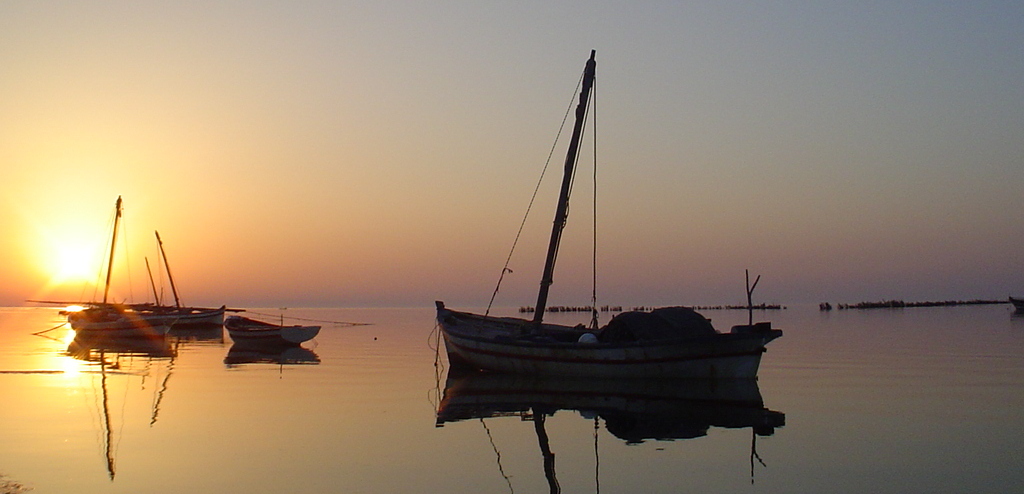 Spectaculaire coucher de soleil sur la mer à Kerkennah