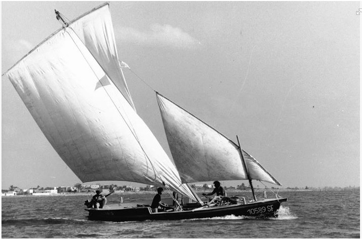 Felouque traditionnelle kerkennienne naviguant en Méditerranée